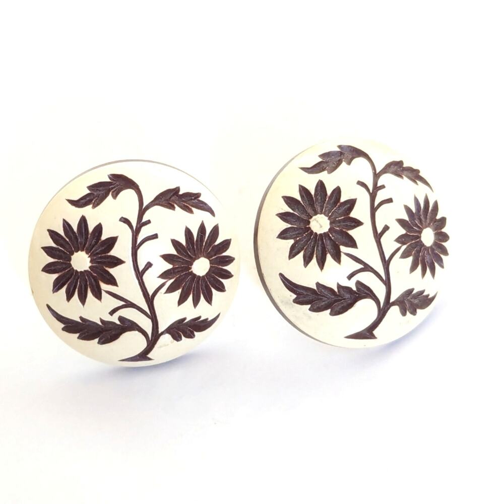 Vintage Lightweight Cream Grecian Floral Button Style Screwback Earrings